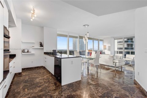 Condo in Hallandale Beach, Florida, 2 bedrooms  № 942295 - photo 6