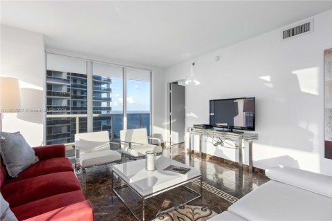 Condo in Hallandale Beach, Florida, 2 bedrooms  № 942295 - photo 1