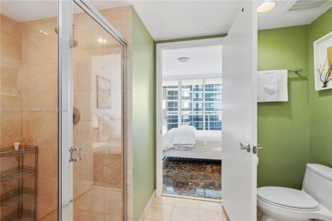 Condo in Hallandale Beach, Florida, 2 bedrooms  № 942295 - photo 15