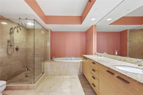 Condo in Hallandale Beach, Florida, 2 bedrooms  № 942295 - photo 11