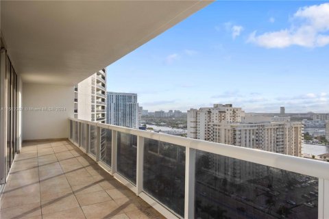 Condo in Hallandale Beach, Florida, 2 bedrooms  № 942295 - photo 18