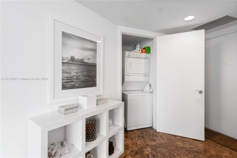 Condo in Hallandale Beach, Florida, 2 bedrooms  № 942295 - photo 16