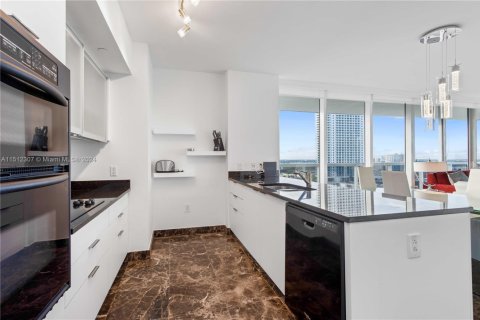 Condo in Hallandale Beach, Florida, 2 bedrooms  № 942295 - photo 7
