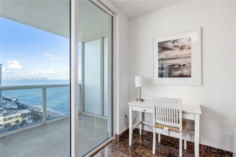 Condo in Hallandale Beach, Florida, 2 bedrooms  № 942295 - photo 10