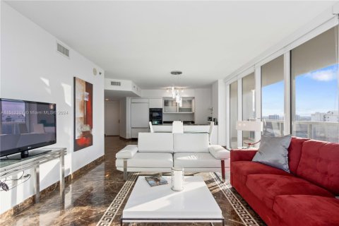 Condo in Hallandale Beach, Florida, 2 bedrooms  № 942295 - photo 3