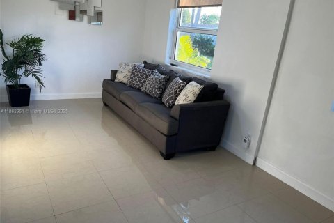 Casa en venta en North Miami Beach, Florida, 2 dormitorios, 78.22 m2 № 1890173 - foto 15