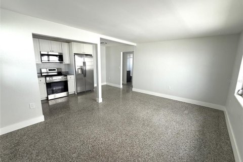 Apartamento en alquiler en Redington Shores, Florida, 1 dormitorio, 55.74 m2 № 1910365 - foto 8