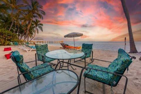 Casa en venta en Islamorada, Village of Islands, Florida, 4 dormitorios, 278.8 m2 № 2022376 - foto 13