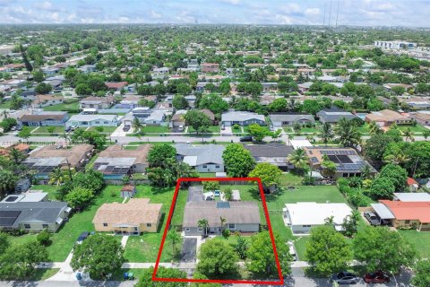 House in Miami Gardens, Florida 2 bedrooms, 161.19 sq.m. № 1823876 - photo 23