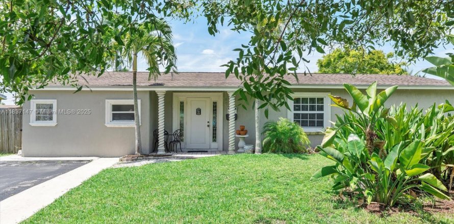 House in Miami Gardens, Florida 2 bedrooms, 161.19 sq.m. № 1823876