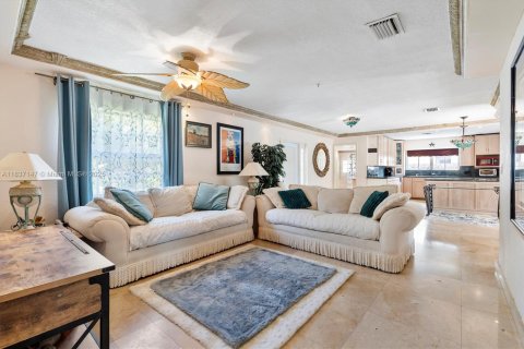 House in Miami Gardens, Florida 2 bedrooms, 161.19 sq.m. № 1823876 - photo 3