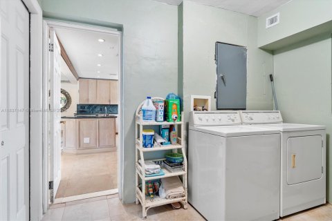 House in Miami Gardens, Florida 2 bedrooms, 161.19 sq.m. № 1823876 - photo 15