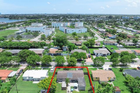 House in Miami Gardens, Florida 2 bedrooms, 161.19 sq.m. № 1823876 - photo 24
