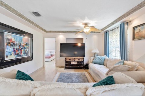 House in Miami Gardens, Florida 2 bedrooms, 161.19 sq.m. № 1823876 - photo 2