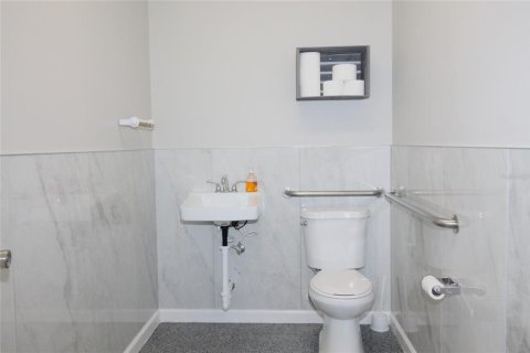 Propiedad comercial en alquiler en Mascotte, Florida, 12.26 m2 № 1640172 - foto 4