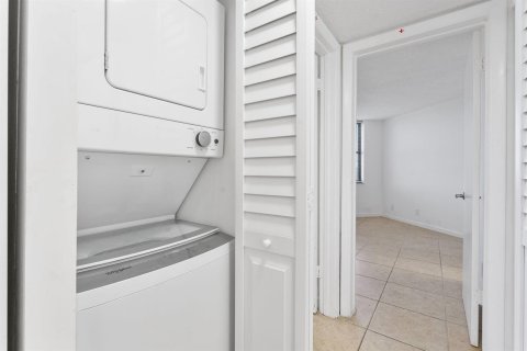 Condo in Oakland Park, Florida, 2 bedrooms  № 2086821 - photo 17