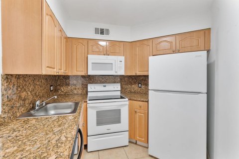 Condo in Oakland Park, Florida, 2 bedrooms  № 2086821 - photo 10