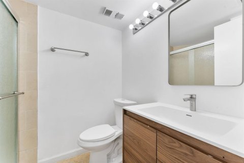Condo in Oakland Park, Florida, 2 bedrooms  № 2086821 - photo 18