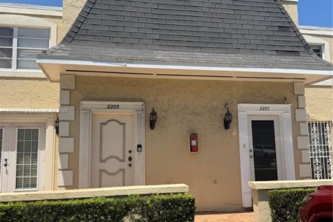 Touwnhouse à louer à Hallandale Beach, Floride: 2 chambres, 157.56 m2 № 1959986 - photo 1