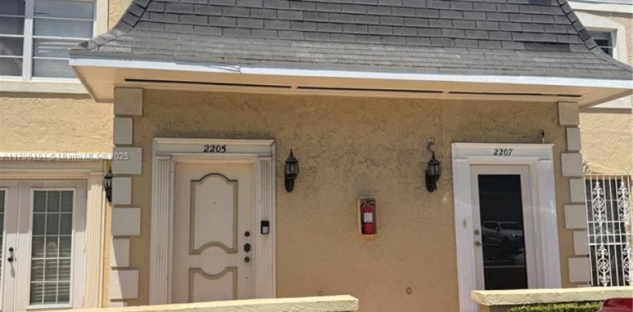 Touwnhouse à Hallandale Beach, Floride 2 chambres, 157.56 m2 № 1959986