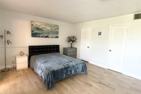 Touwnhouse à louer à Hallandale Beach, Floride: 2 chambres, 157.56 m2 № 1959986 - photo 8