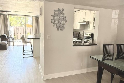 Touwnhouse à louer à Hallandale Beach, Floride: 2 chambres, 157.56 m2 № 1959986 - photo 4