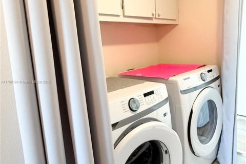 Touwnhouse à louer à Hallandale Beach, Floride: 2 chambres, 157.56 m2 № 1959986 - photo 7