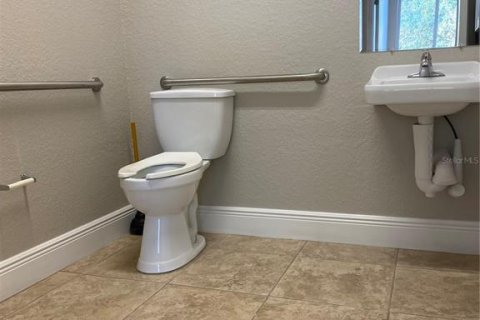 Propiedad comercial en alquiler en Fruitland Park, Florida, 176.51 m2 № 1554800 - foto 11