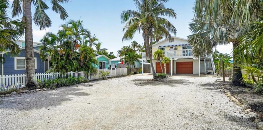 House in Anna Maria, Florida 3 bedrooms, 109.25 sq.m. № 2302368
