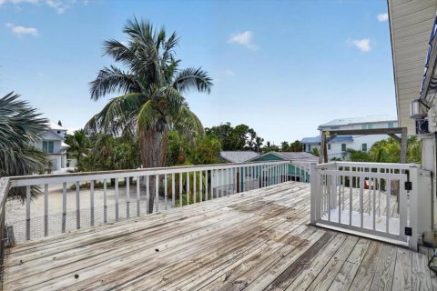 House in Anna Maria, Florida 3 bedrooms, 109.25 sq.m. № 2302368 - photo 25