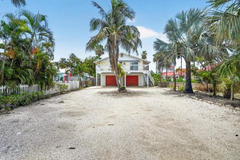House in Anna Maria, Florida 3 bedrooms, 109.25 sq.m. № 2302368 - photo 3