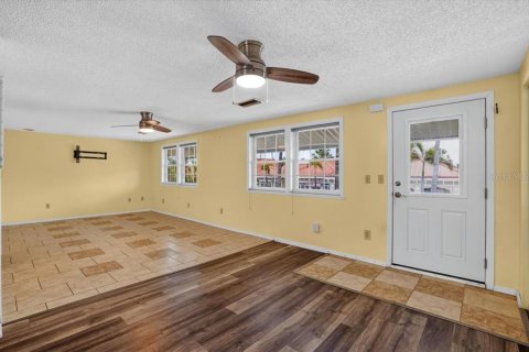 House in Anna Maria, Florida 3 bedrooms, 109.25 sq.m. № 2302368 - photo 7