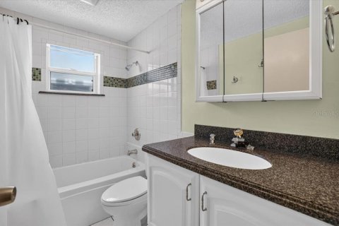 House in Anna Maria, Florida 3 bedrooms, 109.25 sq.m. № 2302368 - photo 14