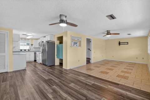 House in Anna Maria, Florida 3 bedrooms, 109.25 sq.m. № 2302368 - photo 6