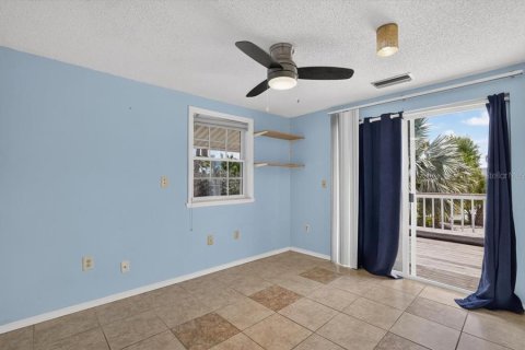 House in Anna Maria, Florida 3 bedrooms, 109.25 sq.m. № 2302368 - photo 16