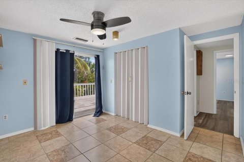 House in Anna Maria, Florida 3 bedrooms, 109.25 sq.m. № 2302368 - photo 15