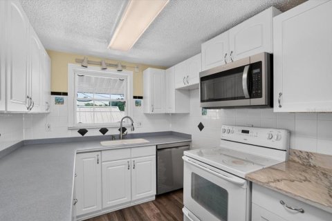 House in Anna Maria, Florida 3 bedrooms, 109.25 sq.m. № 2302368 - photo 19