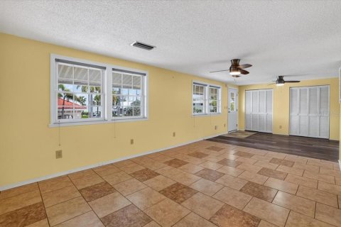 House in Anna Maria, Florida 3 bedrooms, 109.25 sq.m. № 2302368 - photo 8