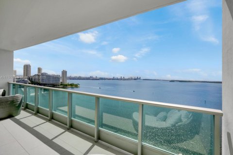 Condo in Miami, Florida, 3 bedrooms  № 1732154 - photo 1