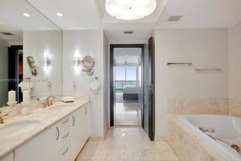 Condo in Miami, Florida, 3 bedrooms  № 1732154 - photo 16