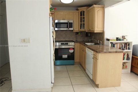 Condominio en venta en North Miami, Florida, 1 dormitorio, 71.07 m2 № 1468257 - foto 11