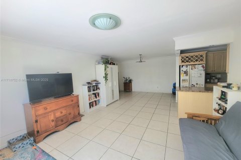 Condominio en venta en North Miami, Florida, 1 dormitorio, 71.07 m2 № 1468257 - foto 8