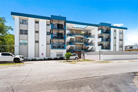 Condominio en venta en North Miami, Florida, 1 dormitorio, 71.07 m2 № 1468257 - foto 2
