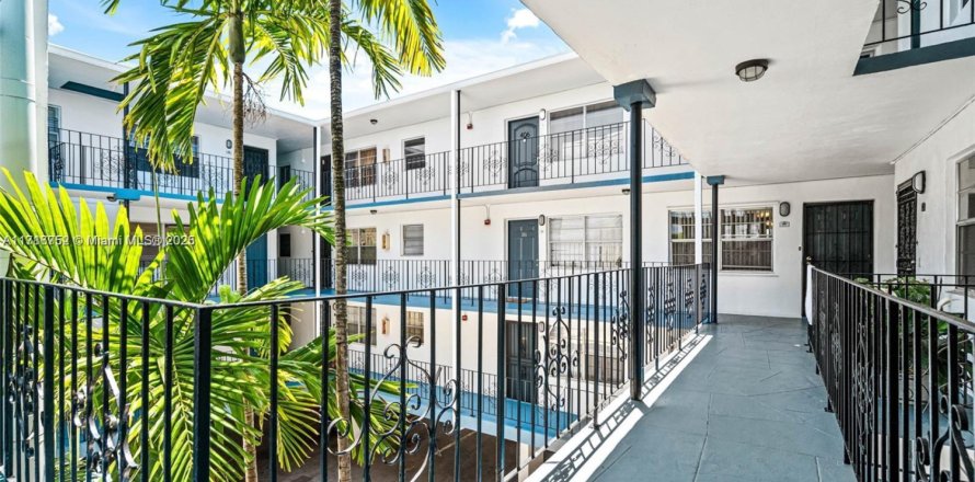 Condominio en North Miami, Florida, 1 dormitorio  № 1468257