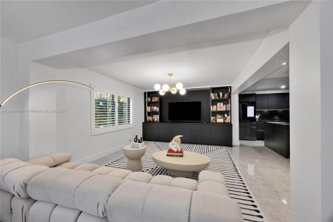 Купить виллу или дом в Корал-Гейблс, Флорида 5 спален, 259.75м2, № 1958275 - фото 11