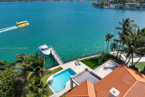 Купить виллу или дом в Майами-Бич, Флорида 4 спальни, 410.63м2, № 2049193 - фото 12