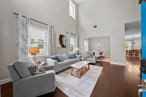 House in Tampa, Florida 5 bedrooms, 393.91 sq.m. № 1818890 - photo 7