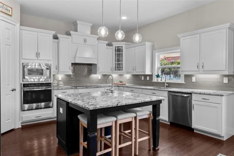 House in Tampa, Florida 5 bedrooms, 393.91 sq.m. № 1818890 - photo 4