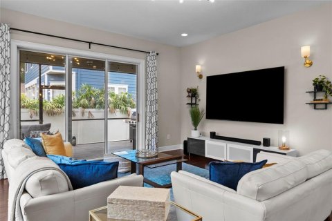 House in Tampa, Florida 5 bedrooms, 393.91 sq.m. № 1818890 - photo 19