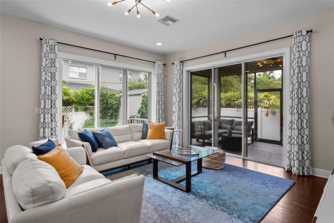 House in Tampa, Florida 5 bedrooms, 393.91 sq.m. № 1818890 - photo 17